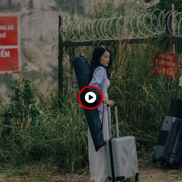 Xem phim Dưới Đáy Hồ (2025) online chất lượng full HD Dưới Đáy Hồ là Dưới Đáy Hồ là bộ phim Dưới Đáy Hồ là phim kinh dị siêu nhiên đầu tiên tại Việt Nam khai thác chủ đề song trùng, lấy cảm hứng từ truyền thuyết rùng rợn về Hồ Đá Tử Thần – nơi gắn liền với nhiều vụ mất tích bí ẩn trong giới sinh viên.