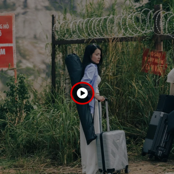 Xem phim Dưới Đáy Hồ (2025) online chất lượng full HD Dưới Đáy Hồ là Dưới Đáy Hồ là bộ phim Dưới Đáy Hồ là phim kinh dị siêu nhiên đầu tiên tại Việt Nam khai thác chủ đề song trùng, lấy cảm hứng từ truyền thuyết rùng rợn về Hồ Đá Tử Thần – nơi gắn liền với nhiều vụ mất tích bí ẩn trong giới sinh viên.