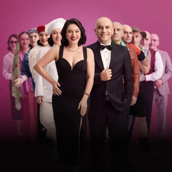 🎬 Film Özeti  **Başlık:**Başka Bir Sen  **Yönetmen:**Karan Singh Tyag  **Yapımcılar:**Hiroo Yash Johar, Aruna Bhatia, Karan Johar, Adar Poonawalla, Apoorva Mehta, Amritpal Singh Bindra, Anand Tiwar  **Yapım Şirketleri:**Dharma Productions, Leo Media Collective, Cape of Good Film