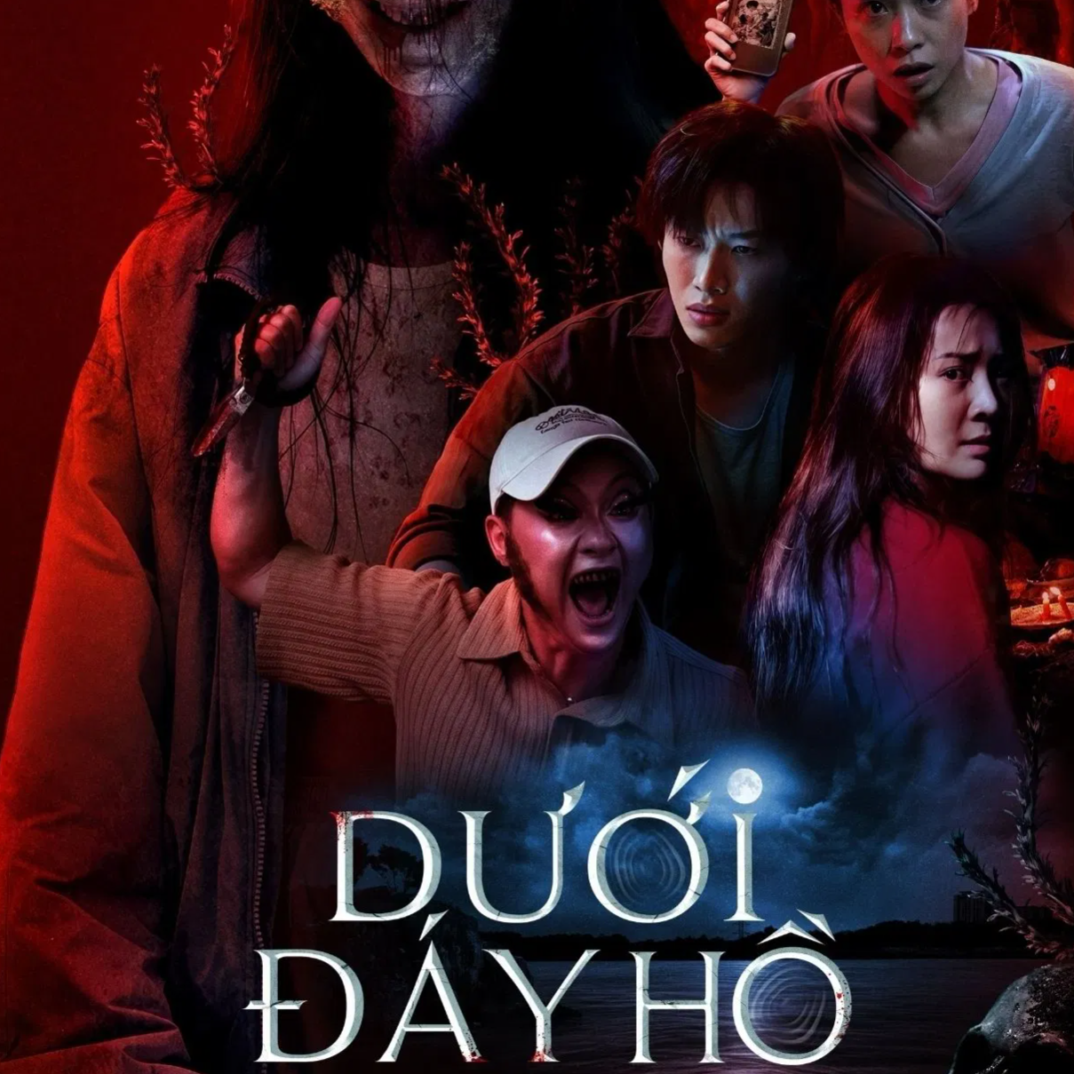 Dưới Đáy Hồ (The Lake) 2025 là bộ phim kinh dị Việt Nam, xoay quanh những bí ẩn rùng rợn The Lake được truyền miệng qua nhiều thế hệ. Bộ phim kể về một nhóm thanh niên tình cờ chạm trán với những hiện tượng siêu nhiên đầy ám ảnh, khiến họ phải đối mặt với những nỗi sợ sâu thẳm và quá khứ đen tối của chính mình. Trong không gian u tối và đầy bí ẩn của hồ nước, từng thành viên dần hé lộ những bí mật đau thương và những vết thương tinh thần khó lành. Cùng nhau, họ phải vượt qua những thử thách kinh hoàng, đối mặt với thế lực siêu nhiên nguy hiểm và đấu tranh để giữ lấy mạng sống và lý trí. Bộ phim hứa hẹn mang đến không khí căng thẳng, những cảnh quay rùng rợn và một câu chuyện đầy kịch tính về sự sống còn và sự thật đằng sau truyền thuyết đô thị.